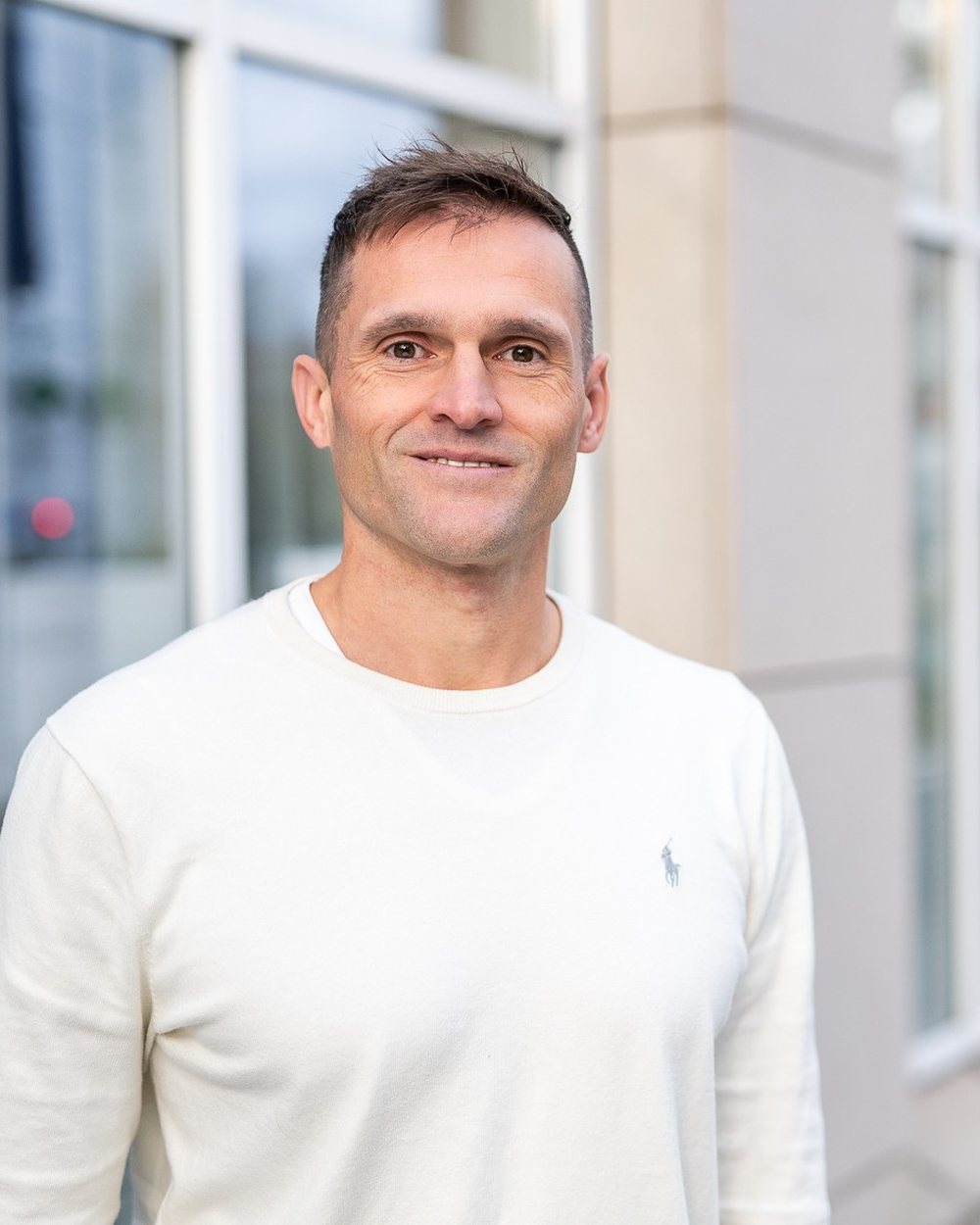 Benjamin Statnik 2026, Porträt vor dem Büro