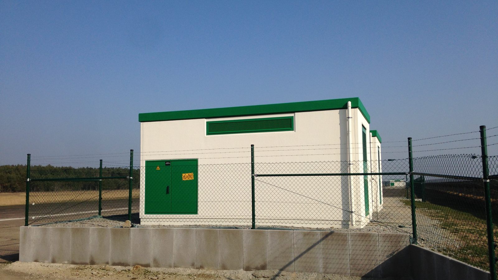Trafostation am Rand eines Solarparks